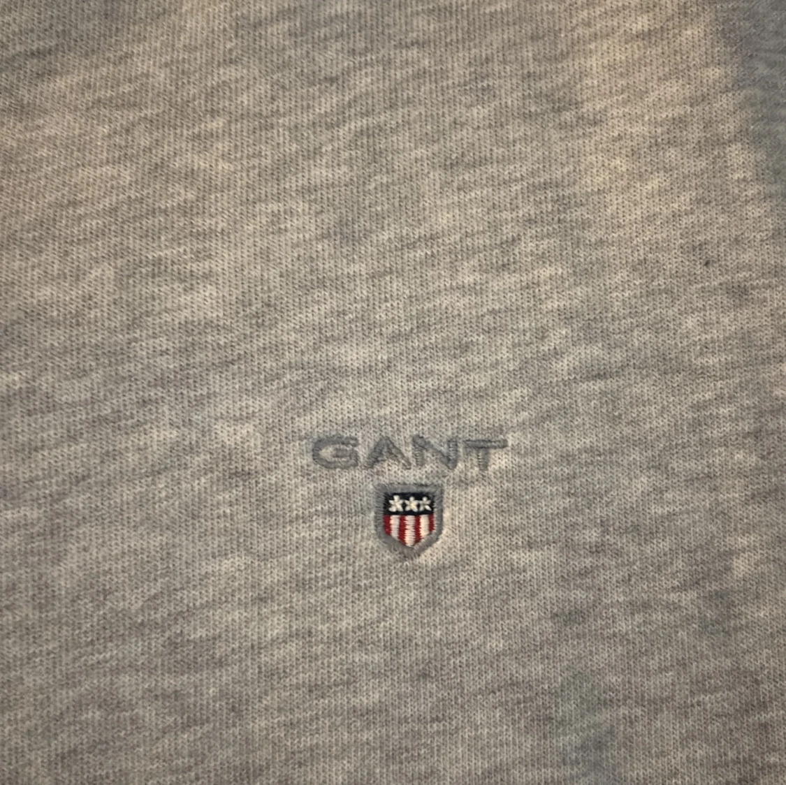 Ljusgrå sweatshirt från GANT - 2