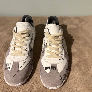 Vita margiela gats - Vita feta margielas använda ett par gånger, ingen skada eller något sånt. Box och grejer följs med!🤩🤩 (priset kan diskuteras)