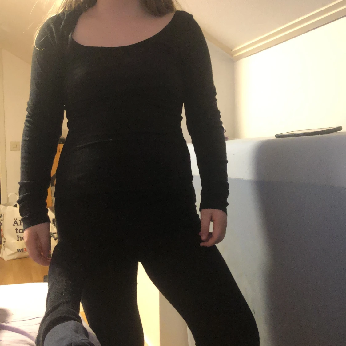 Svart långärmad topp med bred ringning - 3