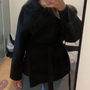 Svart kappa från Missay  - säljer denna fina kappa från missäy då den inte kommer till användning, storlek S-M, inga defekter 💕