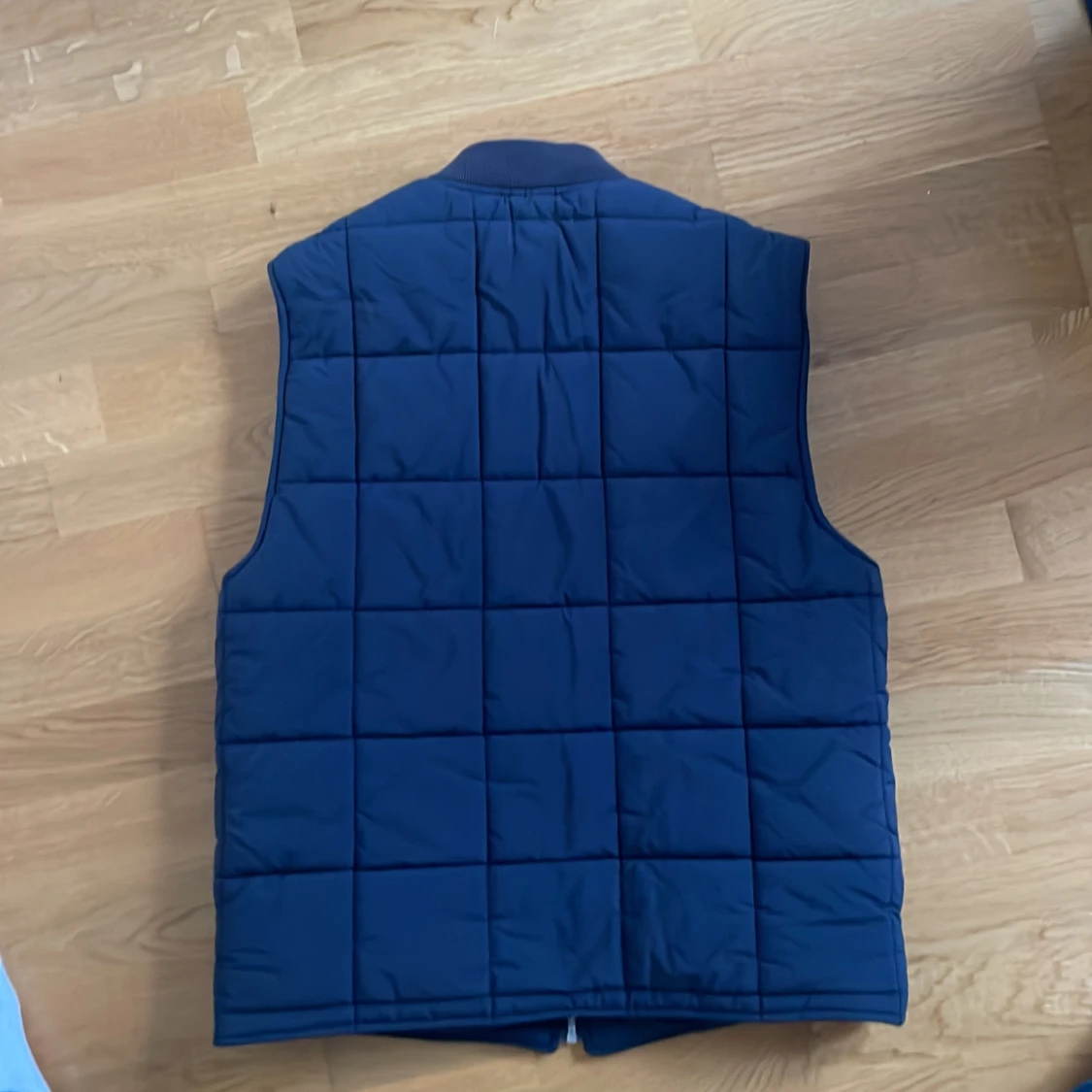 Mörkblå quiltad väst från Riley - 1