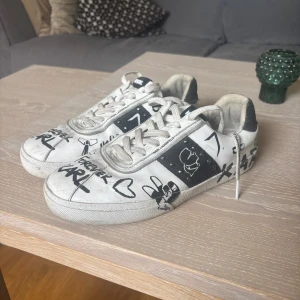 Karl Lagerfeld sneakers - Sjukt coola sneakers från Karl Lagerfeld! 