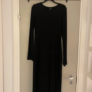 Lång klänning  - Säljer Dena långa klänningen från Gina då den är för kort för mig så fin och typ alldrig andvänd pris kan diskuteras 