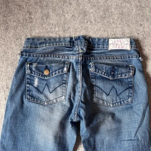 Unika vintage jeans - Säljer ett par unika snygga vintage jeans🩷 Står ingen storlek men skulle säga xxs/12 år.