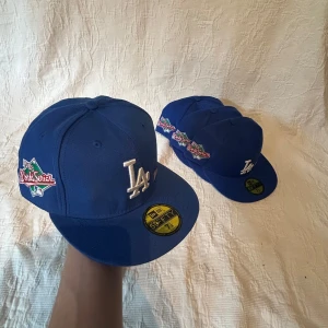 New era keps - Fet new era keps. Helt nya aldrig använda.  FejK!! Strl: (7-1/8 / 56.8cm) (7-1/4 / 57.7cm) (7-3/8 / 58.7cm) (7-1/2 / 59.6cm) De finns även flera modeller på min sida. 