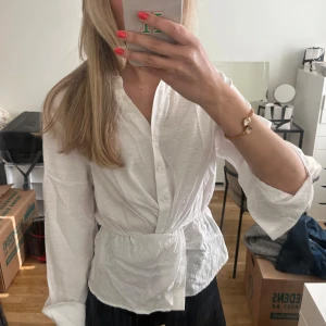 Vit knytblus med krage - Snygg vit skjorta från Ginatricot. Knappt använd, i fint skick. Så snygg! Storlek xs💞