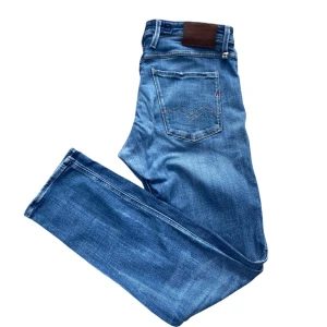 (Raderas 11:00-15:00 7Juni) Replay Anbass Jeans - Annonsen tas bort mellan 11:00-15:00 7 juni, FÖRST TILL KVARN!! Så skynda om du vill ha dem till så bra pris Snygga jeans med passform mellan slim & rak – sitter riktigt bra och funkar till allt 👖 Storlek W33 L32, fint skick ✅ Liten lagning vid gylfen (hos sömmerska), syns knappt – fråga gärna om bild. Perfekta både till vardag & mer uppklätt ✨ Priset är förhandlingsbart vid snabb affär 💬 Skicka DM vid frågor eller fler bilder ✉️