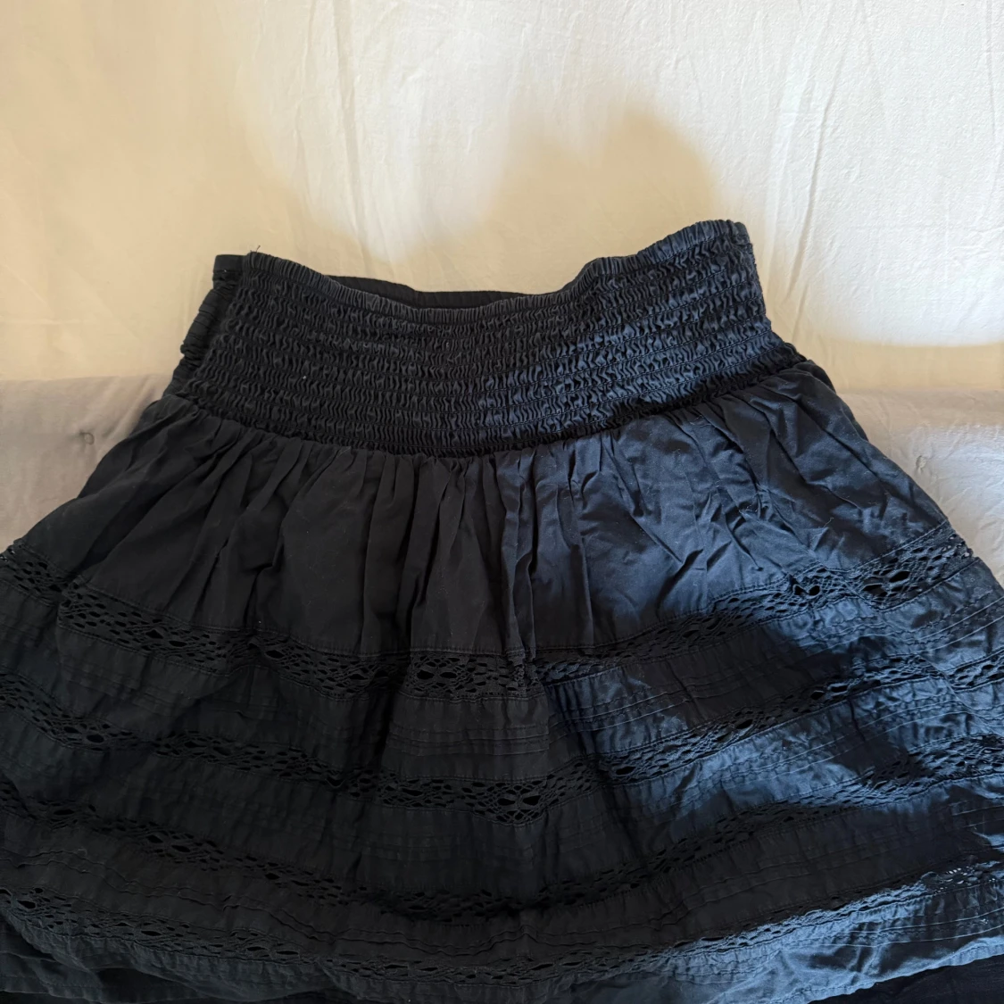 Marinblå kortkjol med volangdetaljer - 1