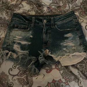 Blå slitna jeansshorts - Säljer ett par blå jeansshorts med slitna detaljer💕