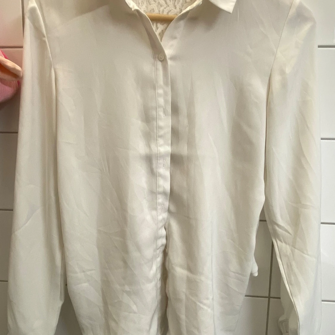 Vit blus med spetsdetalj  - 3