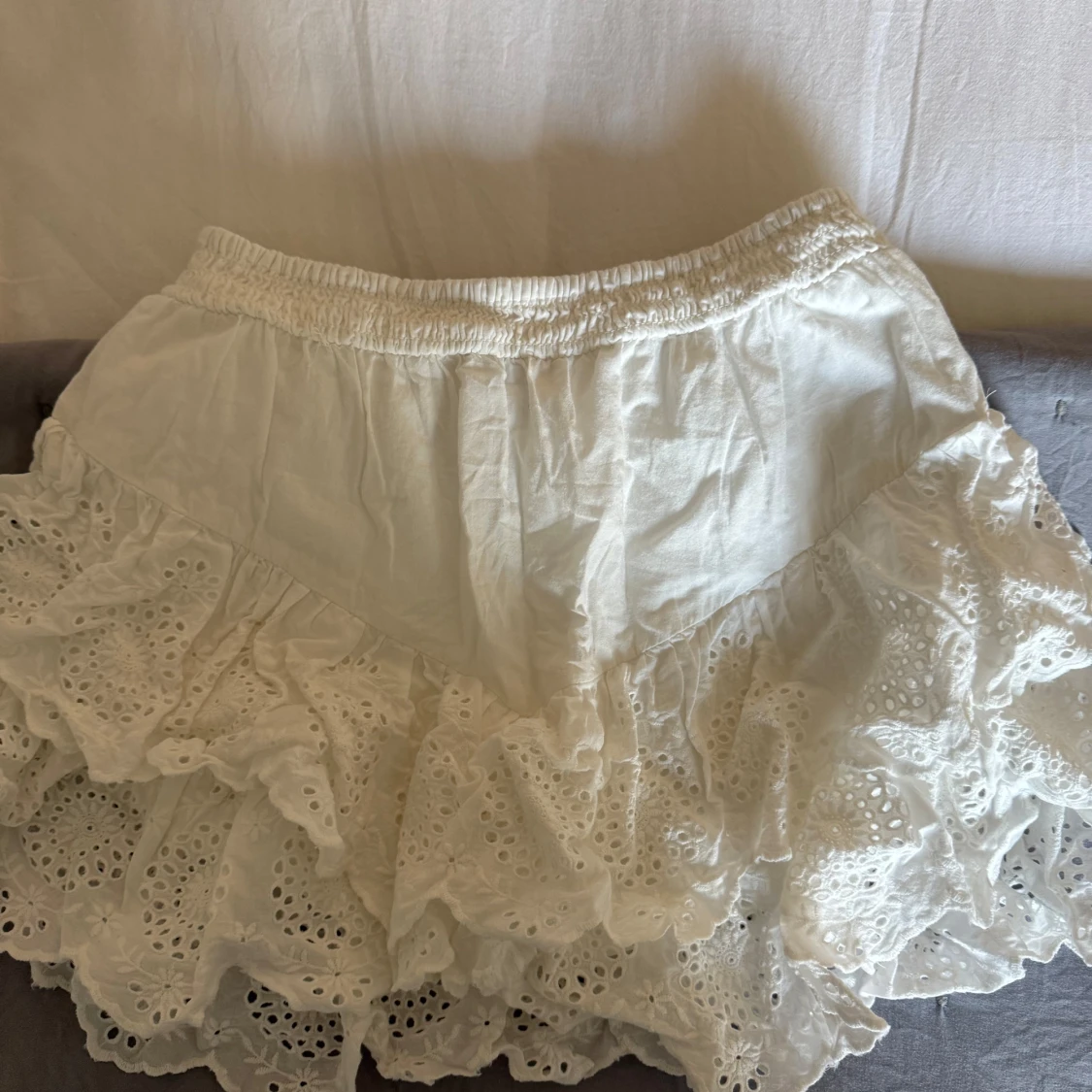 Vit volangkjol med broderade detaljer