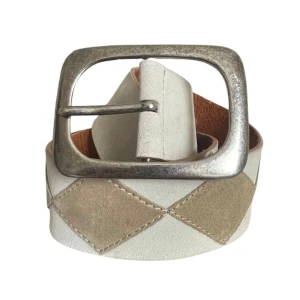 Argyle läderbälte från SISTERS - Beige argyle läderbälte i äkta läder med silver spänne 🤎Totala längd utan spänne: 91.5 cm. Jag brukar ha strl S i byxor för referens! 