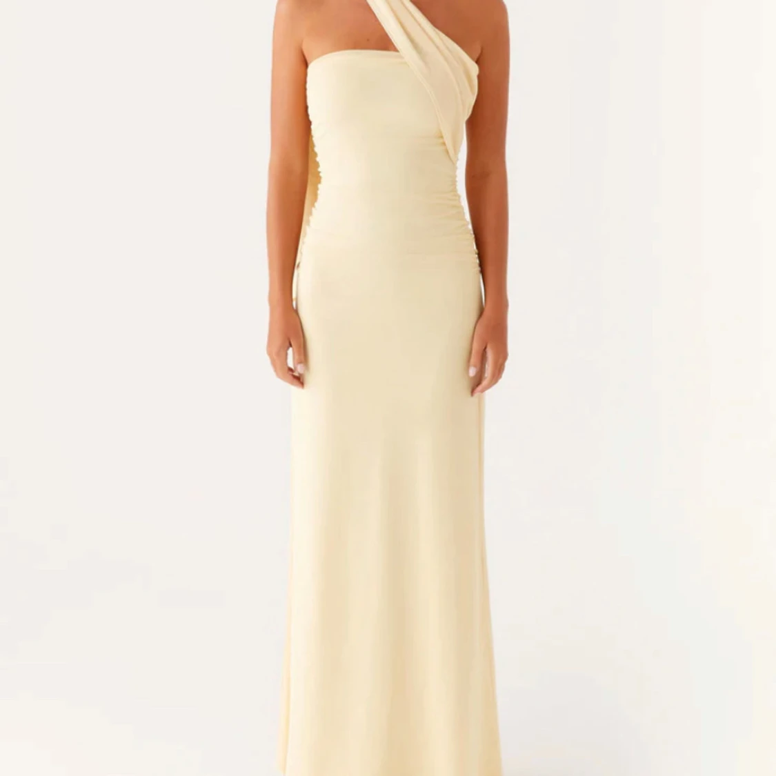 Champagnefärgad långklänning med oneshoulder