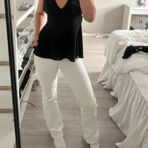 Vita jeans - Säljer ett par vita jeans💘de är dock klippta där nere så de passar 160 ungefär, osäker på storlek