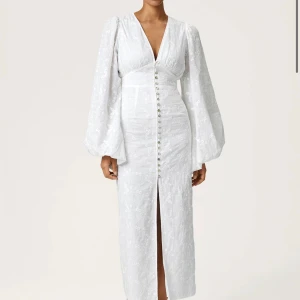 Vit adooreklänning - Jättefin adooreklänning perfekt till studenten eller midsommar. Helt oanvänd i nyskick. Slutsåld