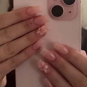 Gelénaglar Sthlm 150-25kr💕 - Nageltjej i Stockholm-Vallentuna📍.            Priser: 150kr för lätt design, 200/250kr för avancerad design. Kontakta privat för att boka tid.💕