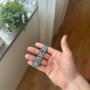 Blått armband från Christian Dior - Säljer ett blått armband från Christian Dior med texten 'J'ADIOR' i vitt. Armbandet har justerbar knytning och är perfekt som accessoar för att lyfta din outfit. Köp en för 200 eller två för 325 obs‼️kan bara sicka vida PostNord 