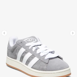 Adidas campus 00 - Trendiga gråa adidas campus 00 i storlek 42. Vällanvända men lätta och rengöra utöver smuts så är det inga större skador. Nypris 1599kr mitt pris 500kr