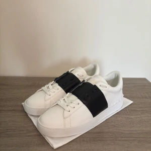 Valentino Open calfskin vita sneakers  - Säljer ett par vita Valentino Open sneakers calfskin i nyskick och oanvänd, men utan prislapp. Klassisk och stilren design perfekt för sommarn för dig som vill skina✨