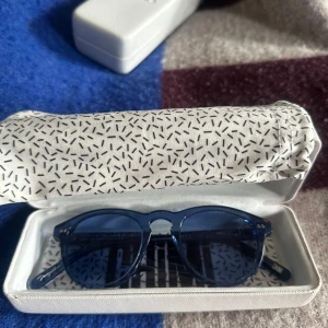 NYA solglasögon från Chimi - Snygga blå solglasögon från Chimi med rundad form och genomskinlig båge. Kommer med originalfodral och putsduk. Perfekta för att ge din stil en färgklick.