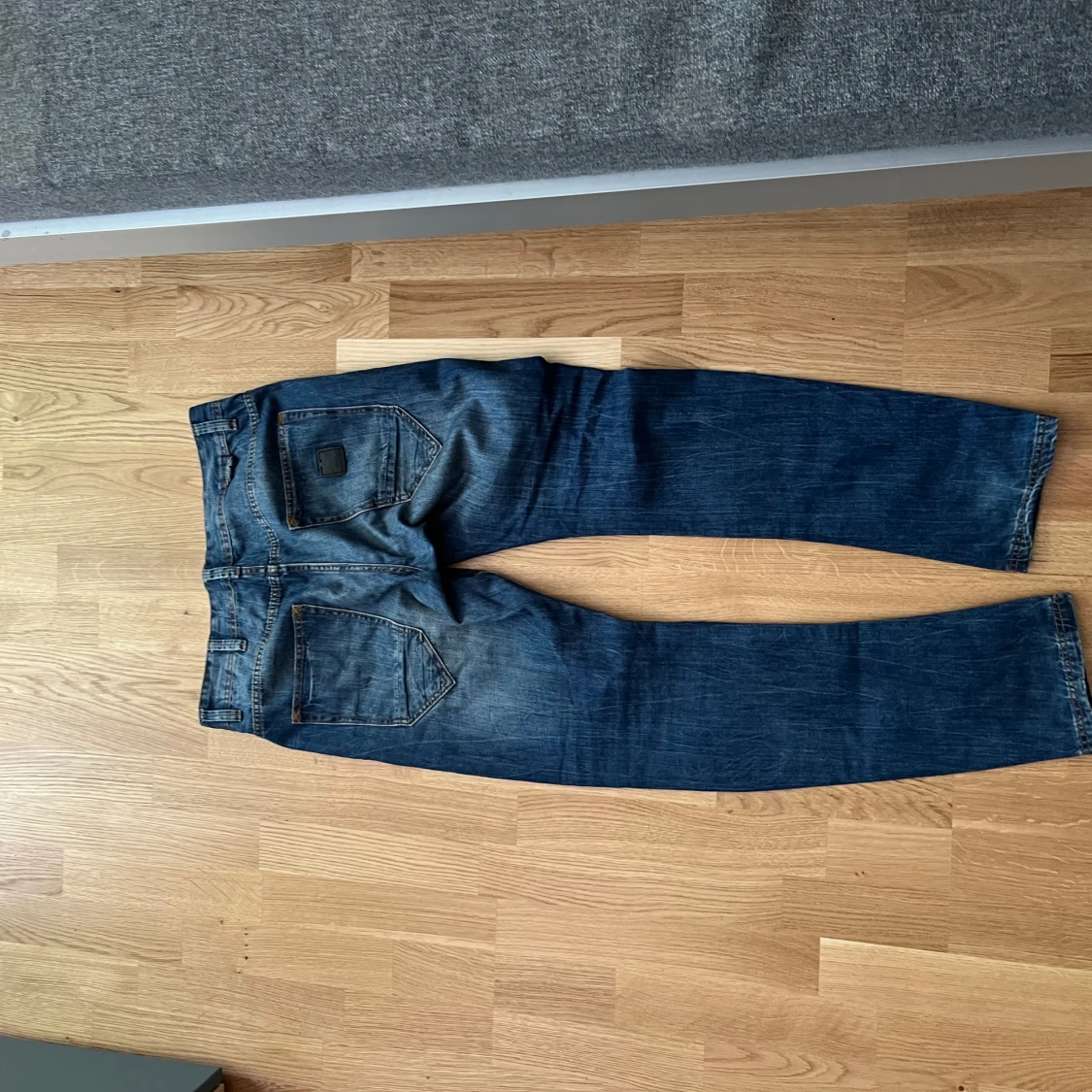 Blå jeans med slitningar - 1