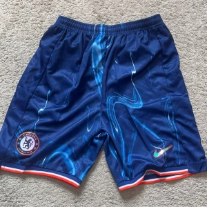 Chelsea FC blå fotbollsshorts från Nike - Snygga blå fotbollsshorts från Chelsea FC i barnstorlek 148 