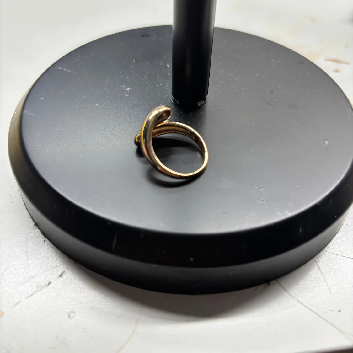 Guldfärgad ring med modern design - 1