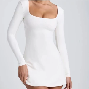 Vit klänning Oh Polly - Säljer en snygg och kort klänning från kända märket Oh Polly. Säljer på grund av att den är för liten på mig. Kan användas både som en vanlig klänning, men även till studenten. Ny pris: 65€ = 704kr. Den är långärmad med öppen rygg som knyts. Storlek Xxs. 