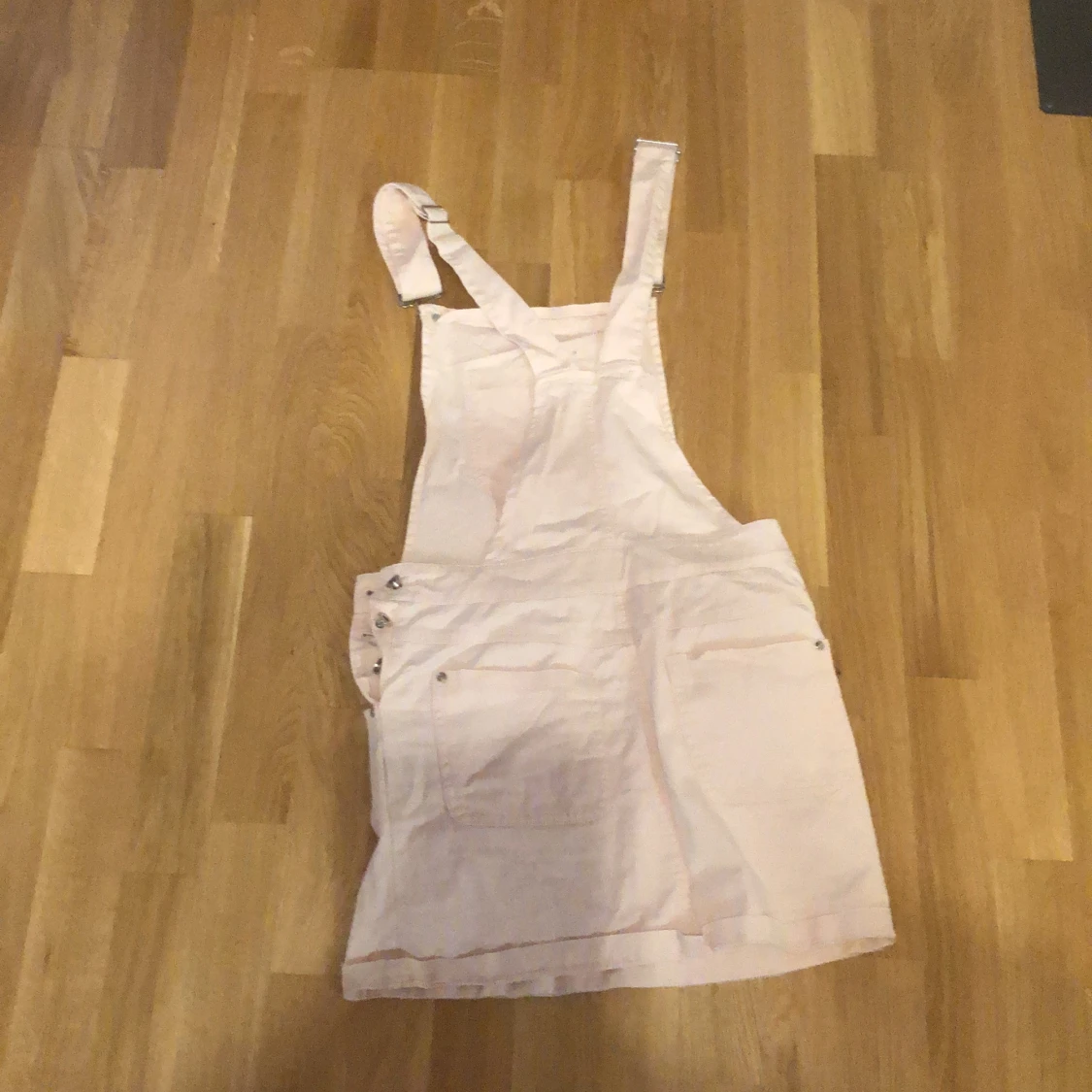 Ljusrosa hängselklänning - 1