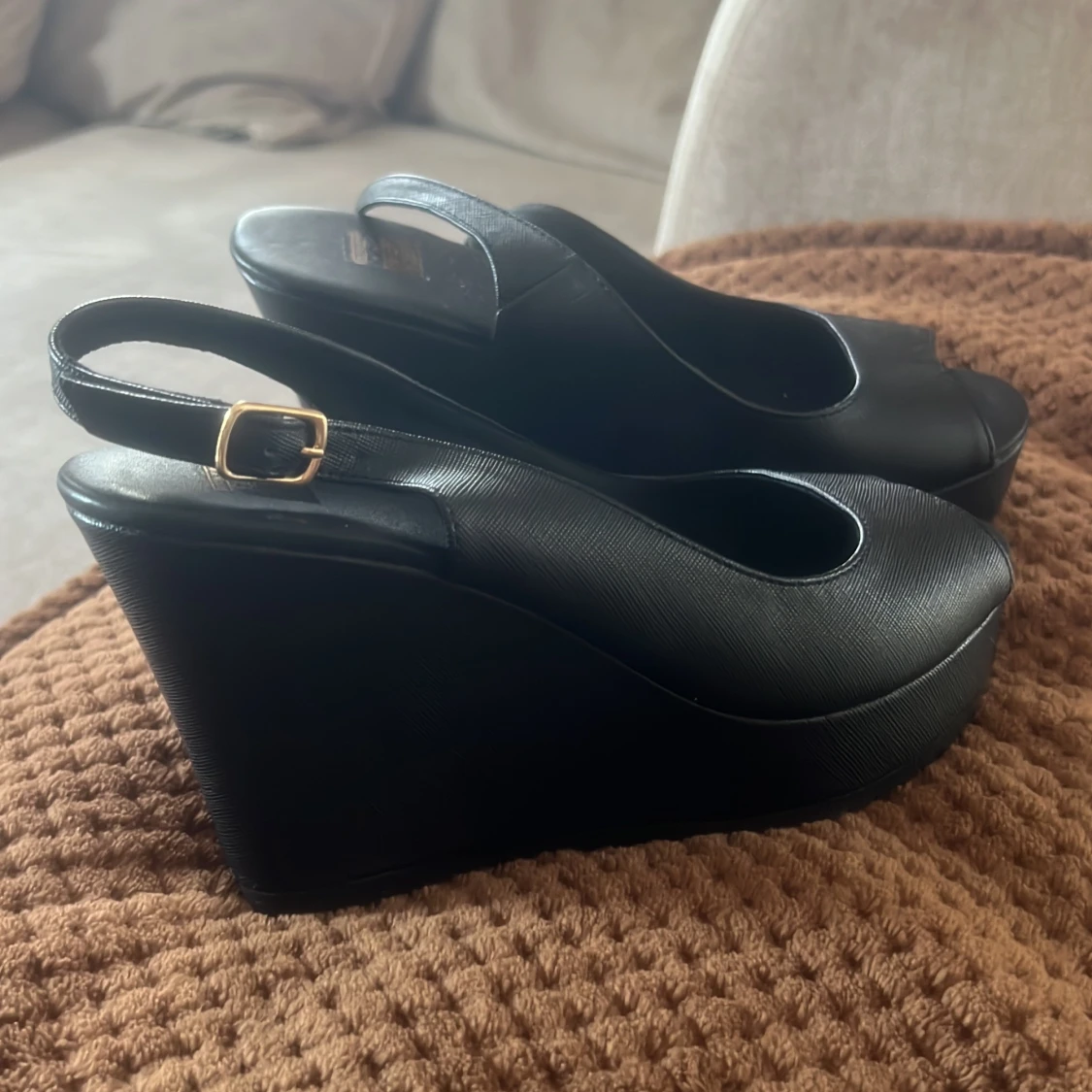 Svarta platåsandaler med öppen tå