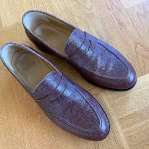 Myrqvist loafer wholegrain storlek 12 - Tja, säljer nu dessa väldigt feta myrqvist loafer wholegrain i storlek 12! Skorna är i ett bra skick! Skriv privat vid frågor eller funderingar!