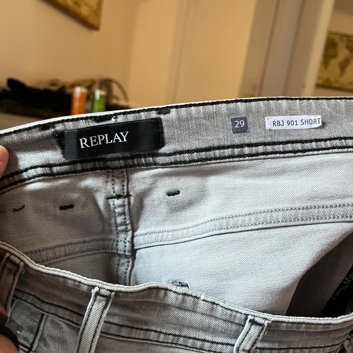 Ljusgrå jeansshorts från Replay - 1