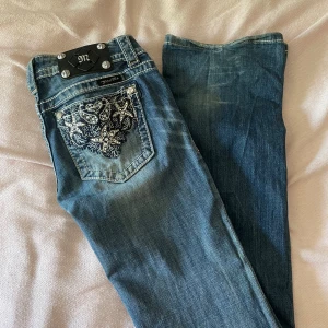 Lågmidjade bootcut jeans från Miss Me - Lågmidjade bootcut jeans från Miss Me. De är storlek 26 och är lite långa på mig som är 166. Skriv om ni vill ha mått. Fint skick utom små slitningar nere vid byxbenen (Se sida 5!), men ingenting som man lägger märke till. Skriv vid frågor/ funderingar/ fler bilder. Priset går alltid att diskutera!💕 Säljer även ett till par Miss Me jeans i min profil, så kolla in dem också!😄