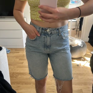 Ljusblå jeansshorts - Säljer ett par ljusblå jeansshorts. Klassisk passform med normal midja och dragkedja med knapp. Perfekta för sommaren och enkla att matcha med olika toppar.