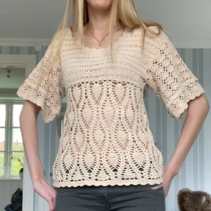 Beige virkad topp med volangärm - Såå snygg och unik virkad topp! Perfekt till sommaren då den är sval och passar till det mesta! Storlek 34/36. Köp nu!!