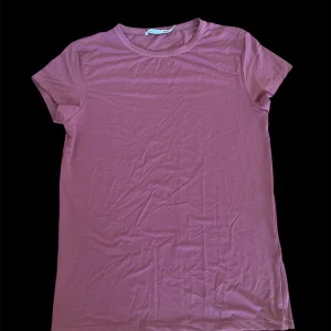 Rosa t-shirt från 157 - En enkel och stilren rosa t-shirt från 157. T-shirten har rund halsringning och korta ärmar. 