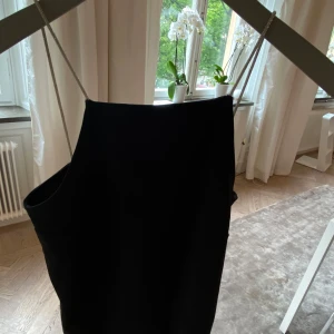 Svart festlinne från hm - Säljer en svart linnetopp från H&M med smala glittrigaacelband likt en diskokula! Aldrig andvänd därav sitter lappen kvar.