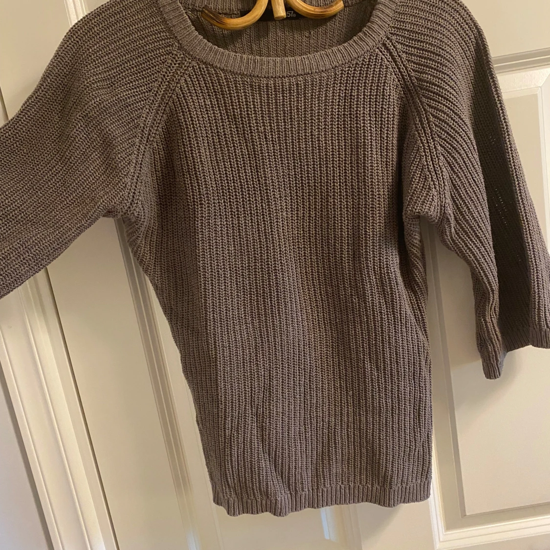 Grå stickad tröja med trekvartsärm - 2