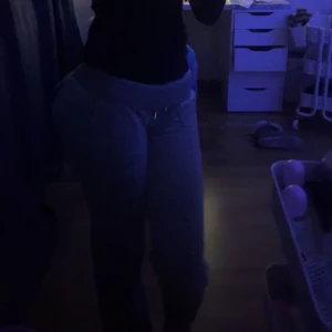 Juicy byxor - Ett par jättefina ljusgröna juicy couture byxor. Bra skick. Säljer för att de inte kommer till användning!💕