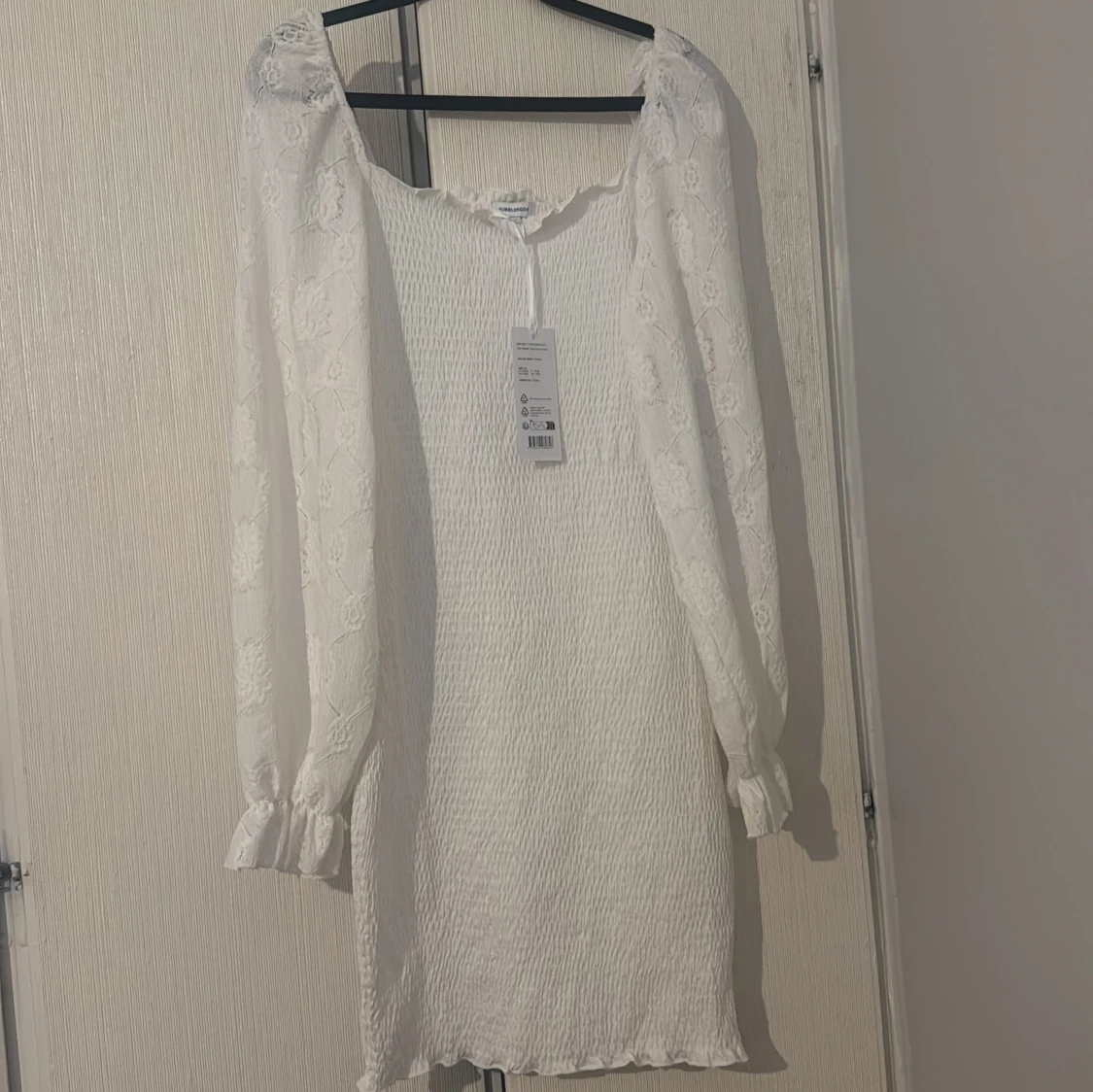 Vit klänning med puffärmar och spetsdetaljer