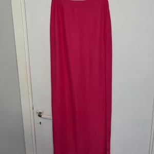 Rosa maxikjol  - Riktigt snygg oanvänd rosa långkjol med öppen ben från H&M Concious Collection! 🩷