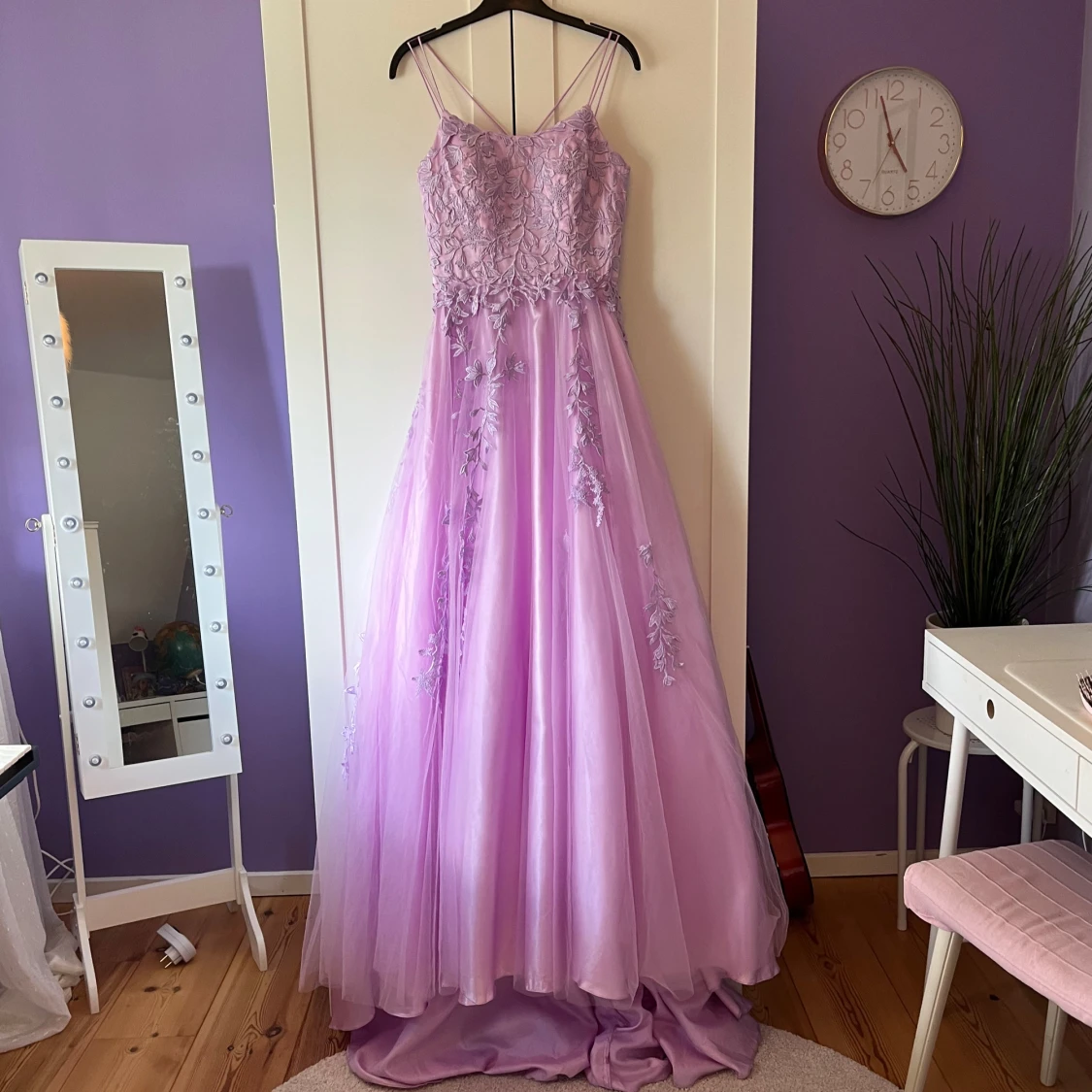 Ljuslila långklänning med spets och snörning - 1