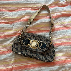 Väska - Säljer min super snygga vintage väska ifrån Guess. 🌸🌸🌸🌸