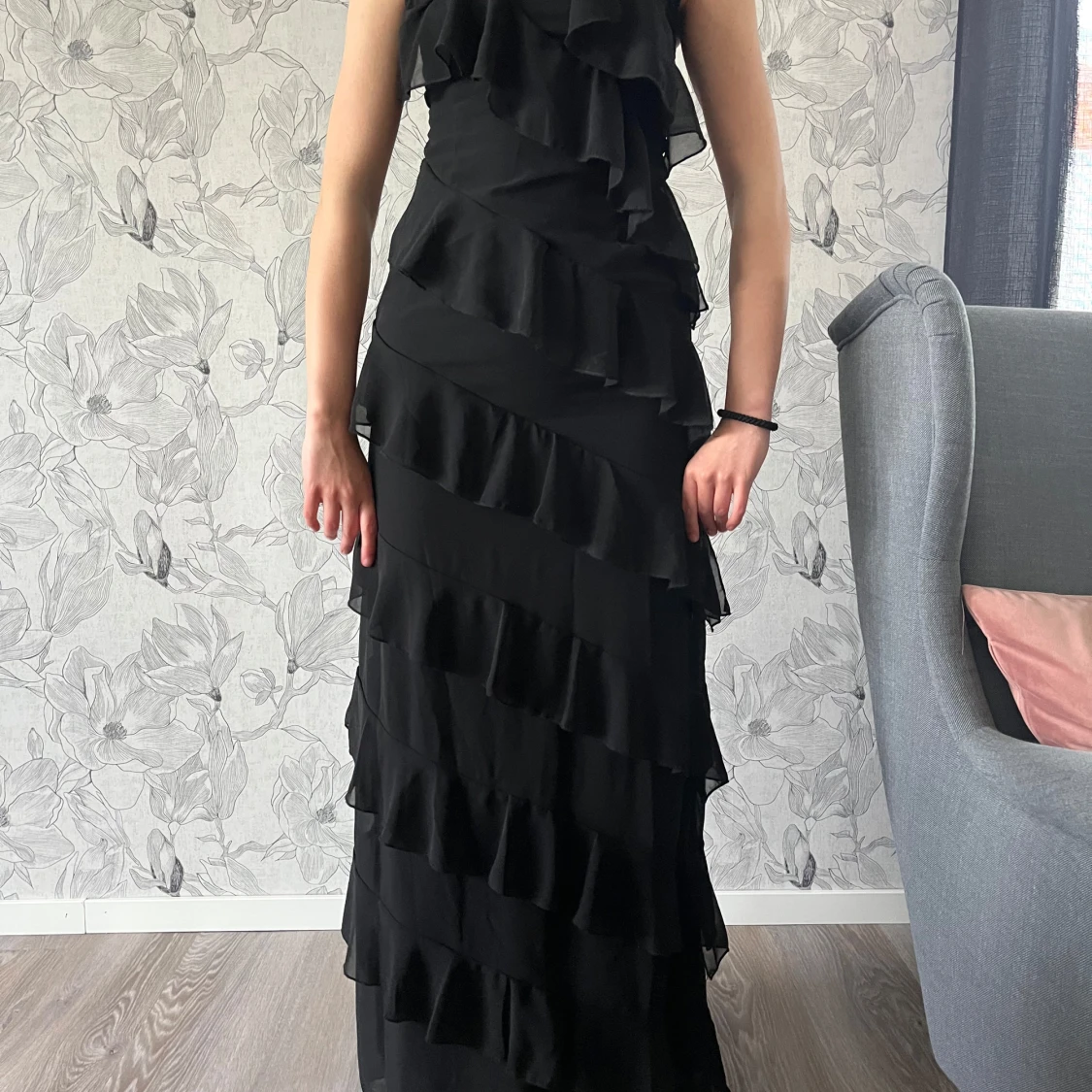 Svart långklänning med volanger