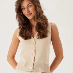 SÖKER!!!!!! - Hej! Jag söker denna söta väst från bubbelroom, den heter ”Vishilou S/L BUTTON KNIT VEST ”❤️ 