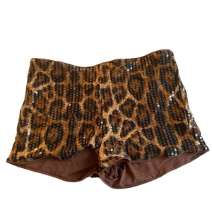 Leopard glitter shorts  - Passar perfekt till utklädnad eller utekväll 😍passar xxs-s