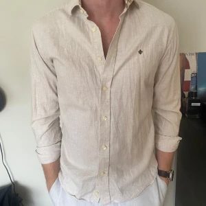 Morris skjorta - Beige skjorta från morris i mycket bra skick, den är storlek 39/M och han på bilden är 186.