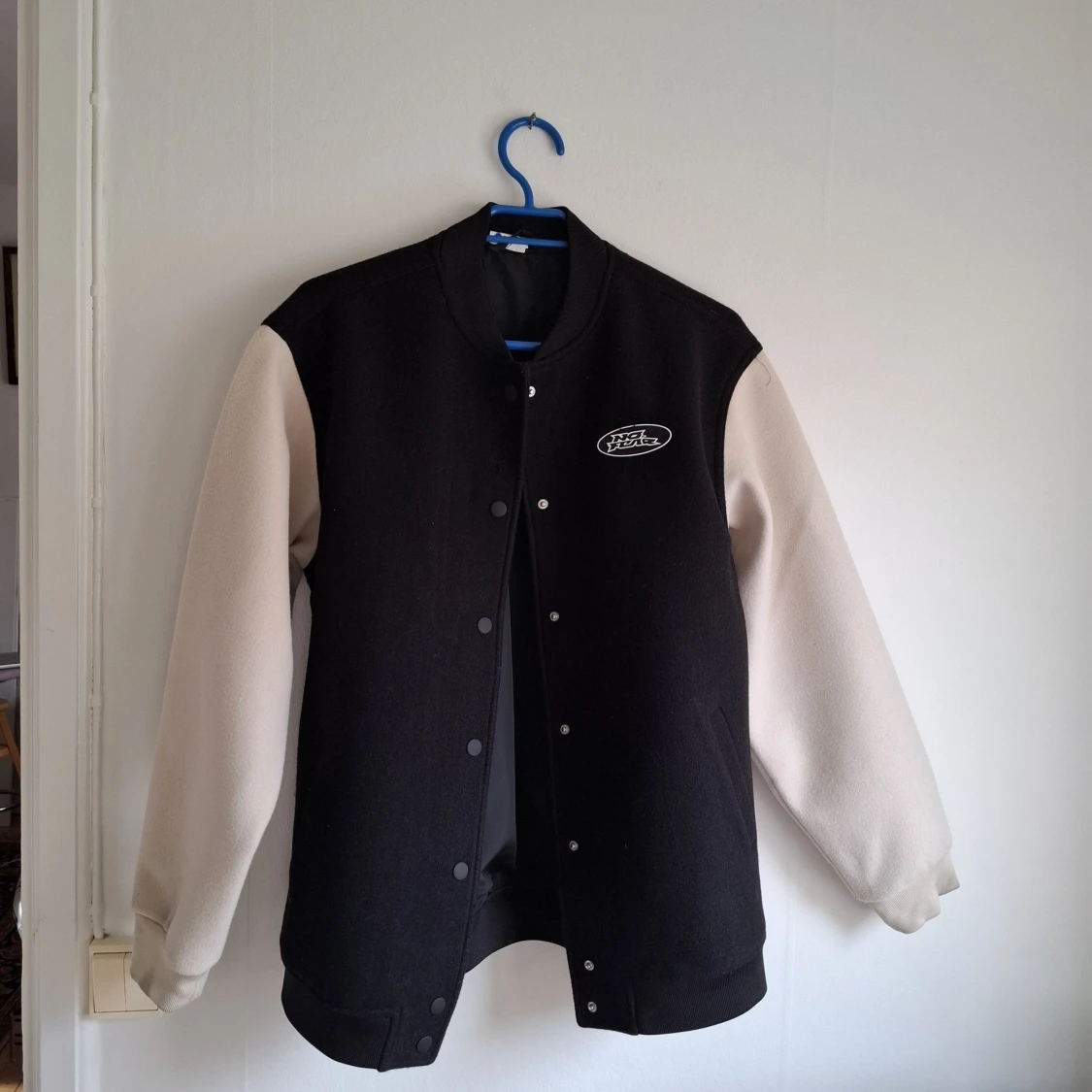 Svart och vit bomberjacka från No Fear - 1