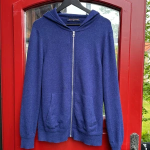 Louis Vuitton Kashmir Zip - Säljer denna olagligt feta Louis Vuitton Kashmir zip hoodie i storlek L (passar M-L). Nypris på en liknande idag ligger på 36 000kr som syns på sista bilden men säljs nu för endast 7999kr🤯🤯🤯 
