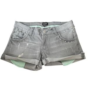 Grå jeansshorts med nitar från Re.Co - I perfekt skick, utan defekter! Perfekta för sommaren. Skriv vid frågor❕ Inga bilder på tyvärr💔  MÅTT Midjemått: 38cm Midjehöjd: 18cm  Fraktas alltid samma eller dagen efter köpet!   Vill du slippa frakten eller kika på liknande plagg? Kom gärna förbi Karlaplan loppisen den 12/7!💋